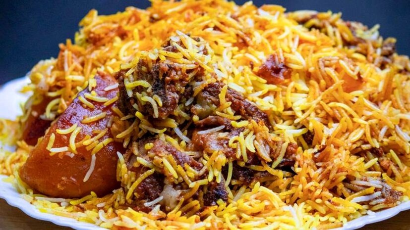  নবাব ওয়াজেদ আলির হাত ধরে লখনউ থেকে যে পদ বাঙালি আপন করে নিয়েছে। প্রথমে বিরিয়ানি ছিল বড় বড় রেস্তোরাঁর স্পেশাল পদ। এখন তো এই বিরিয়ানি পাওয়া যায় শহরের প্রায় প্রতিটি জায়াগায়। প্রতীকী ছবি।