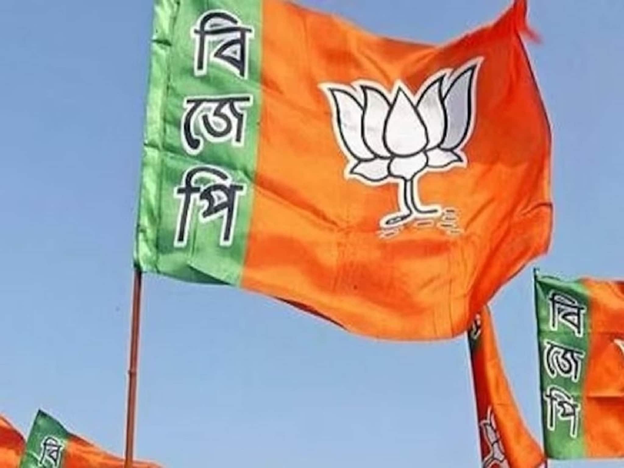 বাটি হাতে দুটো টাকার জন্য ভিক্ষা...? বিজেপির এই নেতার হাল দেখে চোখে জল বাংলার!