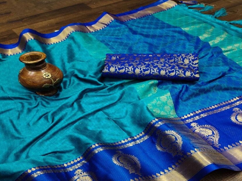 যদি আপনি হালকা ডিটারজেন্ট দিয়ে সিল্কের শাড়ি পরিষ্কার করেন, তবে কাপড় বেশ নিরাপদ থাকবে৷ এ ক্ষেত্রে সরাসরি ডিটারজেন্ট ব্যবহার না করে, জলে মিশিয়ে মাইল্ড করে দিন৷ তারপর দাগযুক্ত স্থানে লাগিয়ে রাখুন৷ এর বদলে শ্যাম্পুও ব্যবহার করতে পারেন৷ 