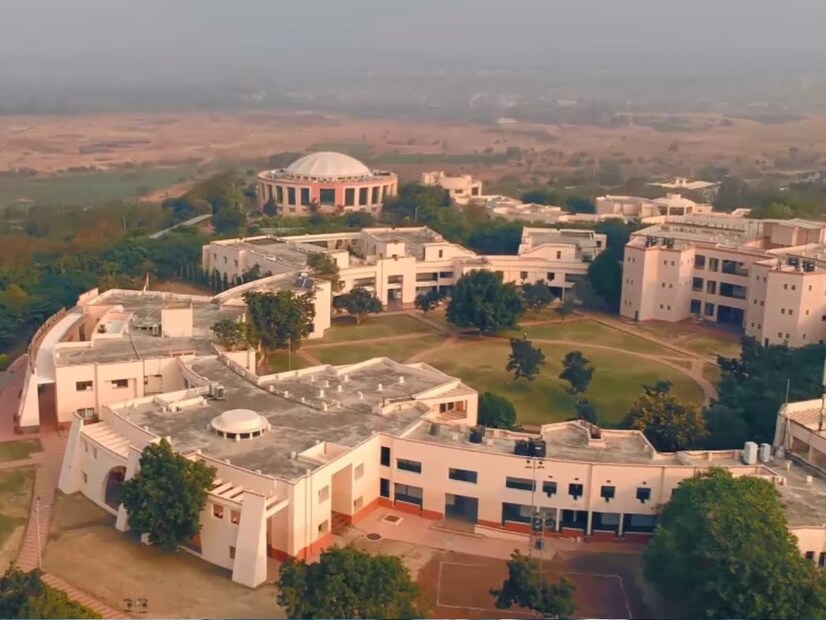 ইন্ডিয়ান ইনস্টিটিউট অফ ম্যানেজমেন্ট, ইন্দোর। অনেকে বলেন, এই কলেজ ক্যাম্পাসে গাছের ছায়ায় বসে সূর্যাস্ত দেখার মধ্যে অদ্ভুত শান্তি রয়েছে।