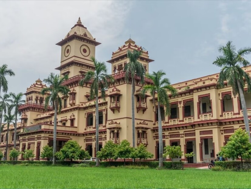 ইন্ডিয়ান ইনস্টিটিউট অফ টেকনোলজি, বিএইচইউ। বেনারস হিন্দু বিশ্ববিদ্যালয়ের পুরো ক্যাম্পাসটি বেশ সুন্দর। ইউনিভার্সিটি রোডের দুই পাশের গাছগুলো, রাতের বেলা জ্বলজ্বল করা আলো। তবে আইআইটি বিএইচইউ- এর সৌন্দর্য অসাধারণ।