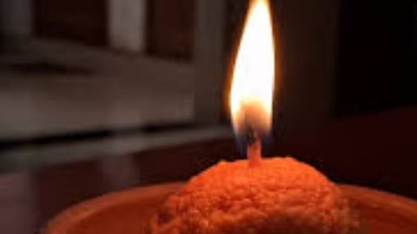 তবে কোন সময় প্রদীপ জ্বালাবেন, সেই ক্ষণটিও কিন্তু বেশ গুরুত্বপূর্ণ৷ সকাল ও সন্ধেতে রামের পুজো করার সময় চেষ্টা করুন একটা প্রদীপ জ্বালান৷ অন্য প্রদীপগুলো সন্ধে বেলাতে প্রজ্জ্বলন করুন৷