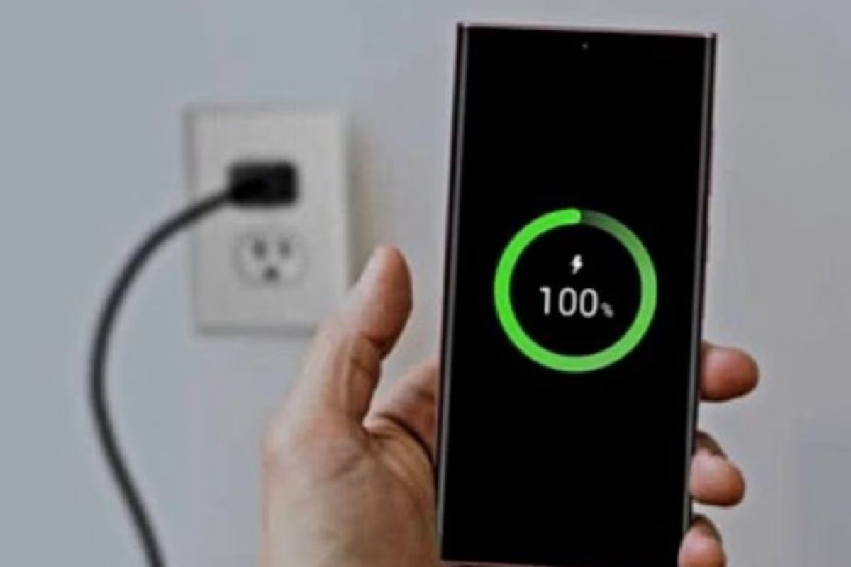১০০% চার্জ হয়েছে, তবু ফোন লাগানো চার্জারে! এই ভুল করেন? কী হচ্ছে জেনে নিন ১০০% চার্জ হয়েছে, তবু ফোন লাগানো চার্জারে! এই ভুল করেন? কী হচ্ছে জেনে নিন
