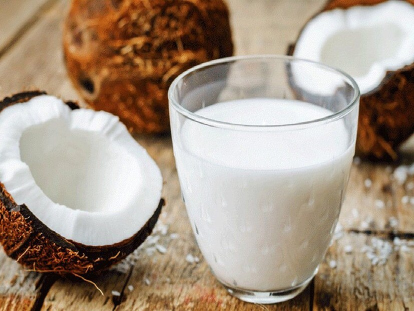 এই দুটি স্বতন্ত্র তরল (coconut milk and coconut water) নারকেল ফলের বিভিন্ন অংশ থেকে আহরণ করা হয়। নারকেলের জল হল প্রাকৃতিক এনার্জি ড্রিঙ্ক বা মিনারেল ওয়াটার। সবুজ ডাবের মধ্যে পাওয়া পরিষ্কার, সতেজ তরল এটি। পটাসিয়াম, ম্যাগনেসিয়াম এবং ক্যালসিয়ামের মতো ইলেক্ট্রোলাইট সমৃদ্ধ এই তরল ফিটনেসের অব্যর্থ দাওয়াই। ক্লান্তির মুহূর্তে এতে এক চুমুক আপনাকে নিমেষে চাঙ্গা করতে পারে।
