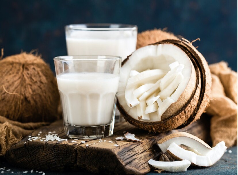 নারকেল জল বনাম নারকেল দুধ (Coconut milk Vs Coconut water)- নারকেল বহু শতাব্দী ধরে মানবজাতিকে অনেক প্রয়োজনীয় সম্পদ সরবরাহ করেছে। এর মধ্যে রয়েছে নারকেলের জল এবং নারকেলের দুধ, যা বিশ্বব্যাপী বিভিন্ন জাতি রান্নায় গুরুত্বপূর্ণ ভূমিকা পালন করে। 