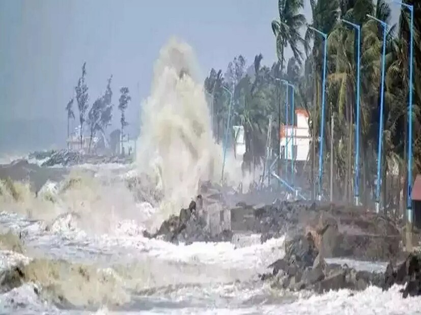 আজ দুপুরের মধ্যে এটি পশ্চিম ও উত্তর-পশ্চিম দিকে এগিয়ে উত্তর ওড়িশা অতিক্রম করবে। তখন এটি দুর্বল হয়ে সিভিয়ার সাইক্লোন থেকে শুধুমাত্র সাইক্লোন বা ঘূর্ণিঝড়ে পরিণত হবে। ঘূর্ণিঝড় ছত্রিশগড় ও মধ্যপ্রদেশ অভিমুখী এগোবে।