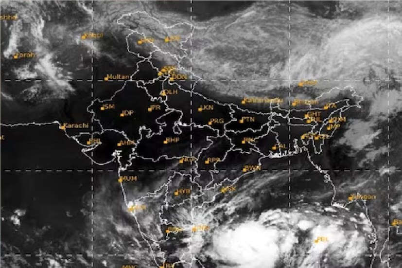 *ঘূর্ণিঝড় দানার প্রকোপ শুরু হয়ে গিয়েছে ইতিমধ্যেই রাজ্যজুড়ে। হুগলি জেলাতেও পড়েছে দানার প্রকোপ। জেলা জুড়ে জারি করা হয়েছে কমলা সর্তকতা। ঘূর্ণিঝড় এর ল্যান্ড ফলের আগেই যুদ্ধকালীন তৎপরতায় ঘূর্ণিঝড় মোকাবিলাতে প্রস্তুত জেলা প্রশাসন। একাধিক সতর্কতামূলক পদক্ষেপ নিয়েছে প্রশাসন। ফাইল ছবি। 