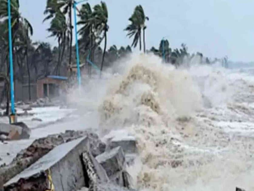 প্রসঙ্গত খড়গপুর ডিভিশন পরিচালিত হাওড়া পুরী বন্দে ভারত এক্সপ্রেস, খড়গপুর থেকে বালেশ্বর, খড়গপুর থেকে পুরী, ভদ্রক, রাউরকেল্লা পুরি বন্দে ভারত এক্সপ্রেস সহ একাধিক ট্রেন বাতিল করেছে রেল। প্রসঙ্গত বৃহস্পতিবার শুক্রবারের মধ্যে ল্যান্ডফল হতে পারে দানার। ইতিমধ্যেই শক্তি বাড়িয়ে স্থলভাগের দিকে এগিয়ে আসছে ঘূর্ণিঝড় দানা।