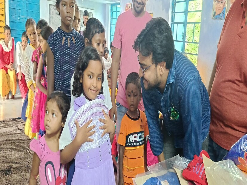 উদ্যোক্তা প্রিয়নীল পাল জানান, ‘‘আমরা ১০ বছর থেকেই শিশুদের পুজোর সময় উপহার তুলে দিই,এই বছর এই বাজার করার ভাবনার কারণ আমরা চাই সমাজের আর্থিক স্বচ্ছল শ্রেণী এইভাবে আরও বাজার গড়ে তুলুক যাতে মানুষের মধ্যে সহযোগিতার ভাবনা গড়ে ওঠে একই সঙ্গে অহঙ্কারের ভাবনার বিনাশ হয়।’’