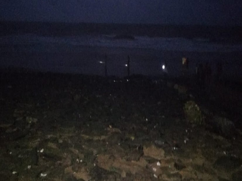 তখন রাত বাড়ছে। সামুদ্রিক দমকা হাওয়ার সঙ্গে বৃষ্টিও বাড়ছে দিঘায়। এই সবের মধ্যেই দিঘায় ফাঁকা শুনশান সৈকতেও পুলিশের নজরদারিতে ছিল না কোন খামতি। নিউ থেকে ওল্ড দিঘার সমুদ্র সৈকত জুড়ে পূর্ব মেদিনীপুরের পুলিশ সুপার সৌম্যদ্বীপ ভট্টাচার্য নিজেই টহলদারি চালাচ্ছিলেন। বিচ ও সমুদ্র শহর জুড়ে টহলদারি সারারাতই চলবে বলে জানিয়ে দিয়েছিলেন পুলিশ সুপার। দুর্যোগের রাতেও যে ভাবে পুলিশ সুপার টানা নজরদারি চালিয়ে গিয়েছেন, তাতে ধন্য ধন্য করছেন সাধারণ মানুষ।