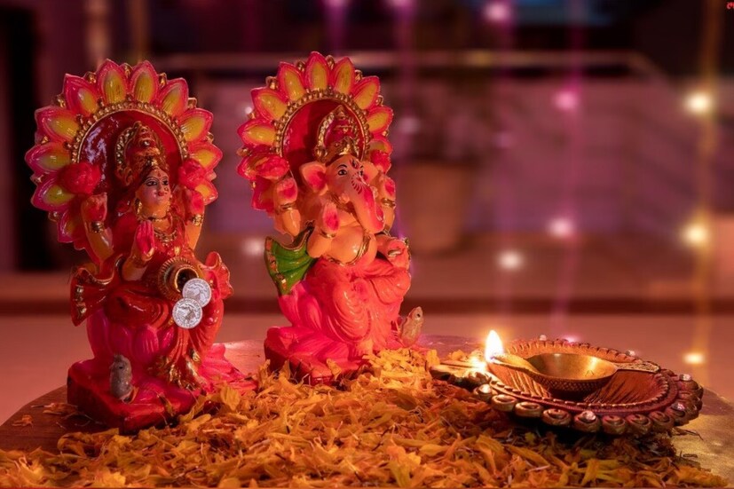 এখন স্মার্টফোনের ক্যামেরাও অনেক উন্নত। কিন্তু ক্যামেরা ভাল হলেই দূর্দান্ত সব ছবি উঠবে তা কিন্তু নয়। গোটাটাই নির্ভর করছে ক্যামেরার পিছনের ব্যক্তিটির উপর। তিনি ফ্রেমকে কীভাবে ধরছেন, আলো-ছায়াকে কাজে কীভাবে লাগাচ্ছেন, সেটাই আসল। এখানে কিছু সহজ টিপস দেওয়া হল। এগুলো কাজে লাগালে দীপাবলিতে চোখ ধাঁধানো ছবি তুলতে পারবেন যে কেউ।