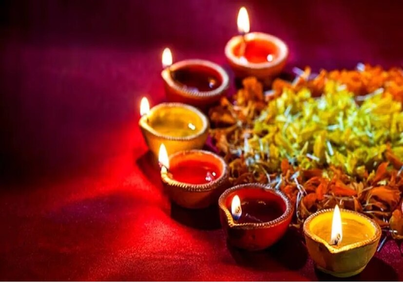 দীপাবলি ঐতিহ্য (Diwali 2024): ২৯ অক্টোবর ধনতরাস থেকে দেশ জুড়ে দীপাবলি উদযাপন শুরু হয়েছে। কার্তিক মাসের কৃষ্ণপক্ষের অমাবস্যা তিথিতে দীপাবলি পালিত হয়। টানা ৫ দিন ধরে চলে এই উৎসব। এইবার দীপাবলি পড়েছে ৩১ অক্টোবর, বৃহস্পতিবার। 