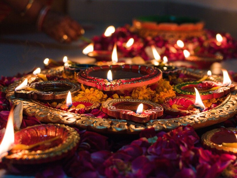 বিশিষ্ট জ্যোতিষী মোবাইলে পূবালী গুহ শাস্ত্রী জানান ,কালীপুজো এসেই গেল। আগামী বৃহস্পতিবার কালীপুজো এবং আলোর উৎসব দীপাবলি। তার আগে মোটেই এ সমস্ত কাজগুলো করা থেকে বিরত থাকুন।