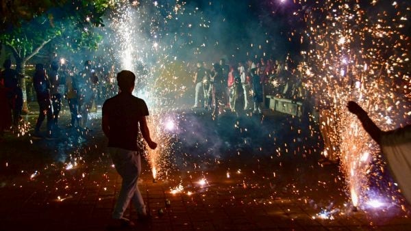 ১) খুদেদের বাজি থেকে দূরে রাখা জরুরি। বাচ্চারা যাতে নিজে থেকে বাজি না ধরায় সে দিকে সতর্ক থাকতে হবে। কারণ, আগুনে হাত পুড়ে যাওয়ার ভয় থেকেই যায়। তবে শুধু বাচ্চা বলে নয়, সকলেরই বাজি থেকে দূরত্ব বজায় রেখে দাঁড়ানো উচিত। প্রতীকী ছবি