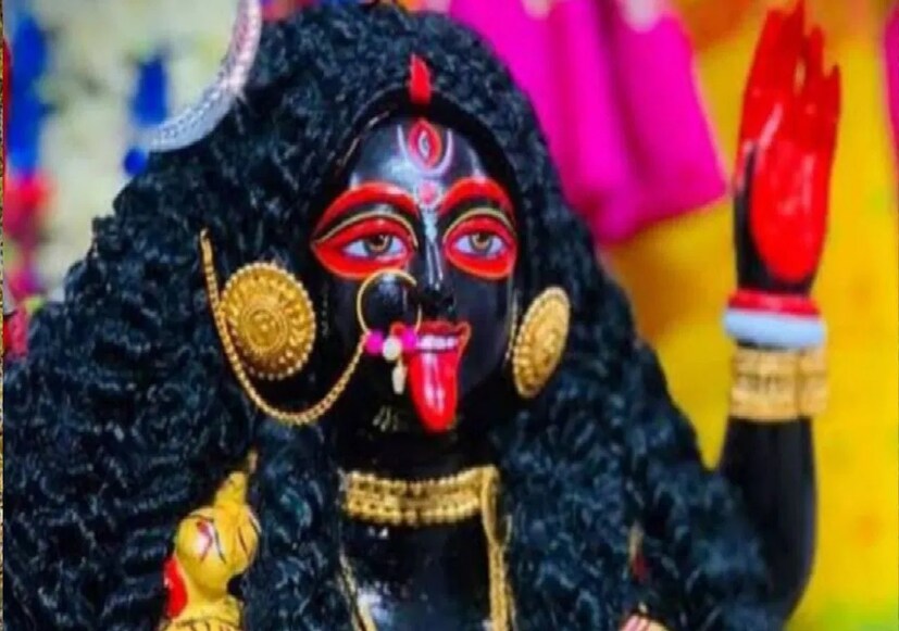 কেন কালীপুজো হয় রাতে? নেপথ্যে আছে ছোট্ট কারণ। মহালয়ার দিন পিতৃপক্ষের অবসানে হয় দেবীপক্ষের সূচনা। মহালয়ার দিন পিতৃপুরুষকে জল দেওয়ার রীতি রয়েছে। শাস্ত্র বিশেষজ্ঞদের মতে, ওই দিন স্ব-স্ব লোক থেকে বিদেহী আত্মারা তাঁদের উত্তরপুরুষের হাত থেকে জল গ্রহণে জন্য পৃথিবীলোকে আসেন। এ লোকে তাঁরা থাকেন মহালয়া থেকে দীপাবলি পর্যন্ত। অর্থাৎ প্রায় একমাস ধরে মর্ত্যেই বিচরণ তাঁদের। 