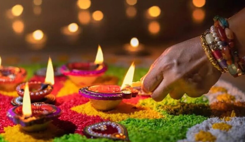 দীপাবলি হল আলোর উৎসব। প্রত্যেকেই প্রদীপের আলোয় তাদের ঘর আলোকিত করে, তবে এর নিয়মগুলি শাস্ত্রে বলা আছে। আমরা এই নিবন্ধে আপনাকে আলো জ্বালানোর সঠিক উপায় বলব।