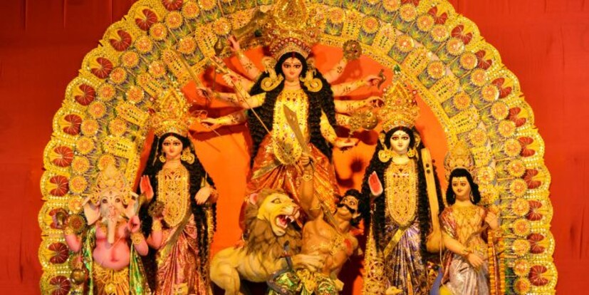 ১৯১১ সালে শুরু হয় শ্যামপুকুর আদি সার্বজনীন দুর্গোৎসব, শ্যামবাজারের শিকদারবাগানেও শুরু হয় একই ধাঁচে সার্বজনীন দুর্গোৎসব। প্রতীকী ছবি