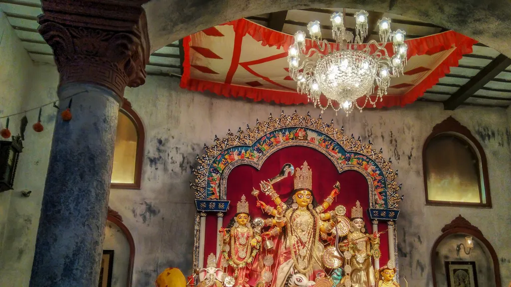 পলাশীর যুদ্ধ শেষে কলকাতায় ইংরেজদের দাপট বাড়ে। প্রধান বাণিজ্য কেন্দ্র হয়ে দাঁড়ায় কলকাতা। এবং তার ঢেউ লাগে আশেপাশের জেলাগুলিতেও। ব্যবসা-বাণিজ্য ছাড়াও চিরস্থায়ী বন্দোবস্ত প্রথার কারণে এই সময় ধনী জমিদারদের উদ্ভব ঘটে। তাঁদের হাত ধরে শুরু হয় কলকাতার বুকে জমিদারবাড়ির দুর্গাপুজো। কিন্তু, সে পুজোও সর্বসাধারণদের জন্য তখনও হয়নি। প্রতীকী ছবি