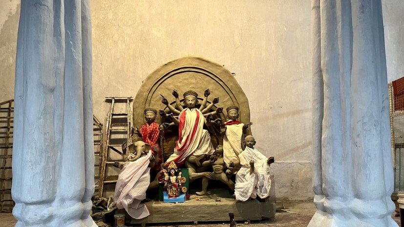 সময়টা ১৭৯০ সাল, হুগলি জেলার গুপ্তিপাড়ার এক গৃহস্বামীর আর্থিক অবস্থা খারাপ হয়ে পুজো বন্ধ হয়ে আসে। সেই সময় এলাকার জনা বারো যুবক নিজেরাই চাঁদা তুলে পুজোটিকে রক্ষা করেন। বারো জন 'ইয়ার' বা বন্ধুর সংঘবদ্ধ প্রয়াসে তাই এরপর থেকে তা মুখে মুখে ছড়িয়ে পড়ে, 'বারোইয়ারি; বা 'বারোয়ারি পুজো' বলে।৪ কলকাতায় অবশ্য এই বারোয়ারি পুজোর ঢেউ আসতে সময় লেগে যায় আরও ১২০ বছর। প্রতীকী ছবি