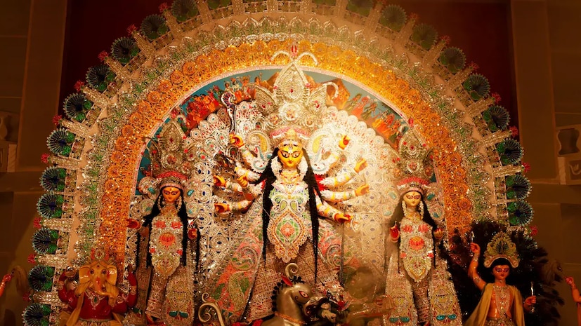 আর্থিক অনটনের কারণে ১৯১০ সাল থেকে এলাকার মানুষ চাঁদা তুলে কাশিমবাজার এলাকায় চাঁদা তুলে পুজো শুরু করেন। ভবনীপুরের ধর্মোত্‌সাহিনী সভার বহু মানুষ অর্থ সাহায্য করেন ফলে প্রথম বারোয়ারি পুজো অনুষ্ঠিত হয়। প্রতীকী ছবি