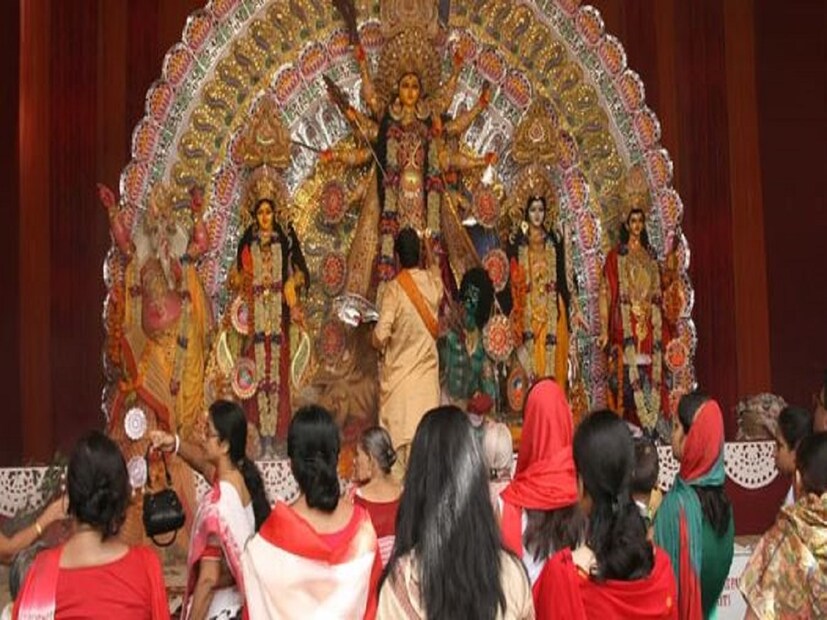 বিজয়া দশমী, চোখের জলে মাকে বিদায় জানানোর রীতি৷ শুভ উৎসব, যা দশেরা নামেও পরিচিত, সারা দেশে বার্ষিকভাবে চিহ্নিত করা হয়। অশুভর উপর শুভর জয়। দশেরা নবরাত্রি এবং দুর্গা পুজো উদযাপনের সমাপ্তিও চিহ্নিত করে। এই বছর, বিজয়া দশমীর সঠিক তারিখ ঘিরে কিছু বিভ্রান্তি রয়েছে। এখানে বিস্তারিত জানুন কখন দশমীর তিথি, বিশেষ সময়৷