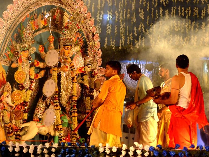 দশেরা ২০২৪: বিজয়াদশমী কখন?এ বছর দশমী তিথি চলবে ২দিন। অতএব, দশেরা ১২ অক্টোবর নাকি ১৩ তারিখে এই নিয়ে বিভ্রান্তি রয়েছে। দৃক পঞ্চং অনুসারে, বিজয়াদশমী ১২ অক্টোবর শনিবার উদযাপিত হবে।