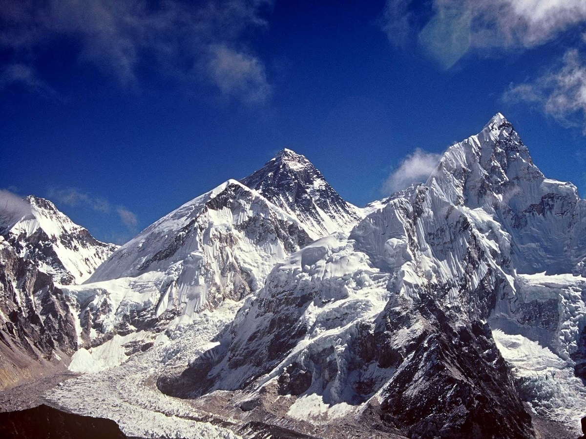 অ্যারিজ়োনা স্টেট ইউনিভার্সিটির ভূপদার্থবিদ এডওয়ার্ড গারনেরো বলেন, ‘‘অ্যান্টার্কটিকা থেকে পাওয়া হাজার হাজার সেসমিক রেকর্ড বিশ্লেষণ করে হাই-ডেফিনিশন ইমেজিং পদ্ধতির মাধ্যমে কেন্দ্রমণ্ডল ও গুরুমণ্ডলের সীমান্তে কিছু ব্যতিক্রমী উপাদানের খোঁজ মেলে। উপাদানগুলি এক-এক জায়গায় এক-এক রকম পুরু। কোথাও কয়েক কিলোমিটার, কোথাও অনেক বেশি। তার থেকেই আমরা বুঝতে পারি, এটা পৃথিবীর গর্ভে থাকা এক পর্বত। যার উচ্চতা এভারেস্টের ৫ গুণ।’’