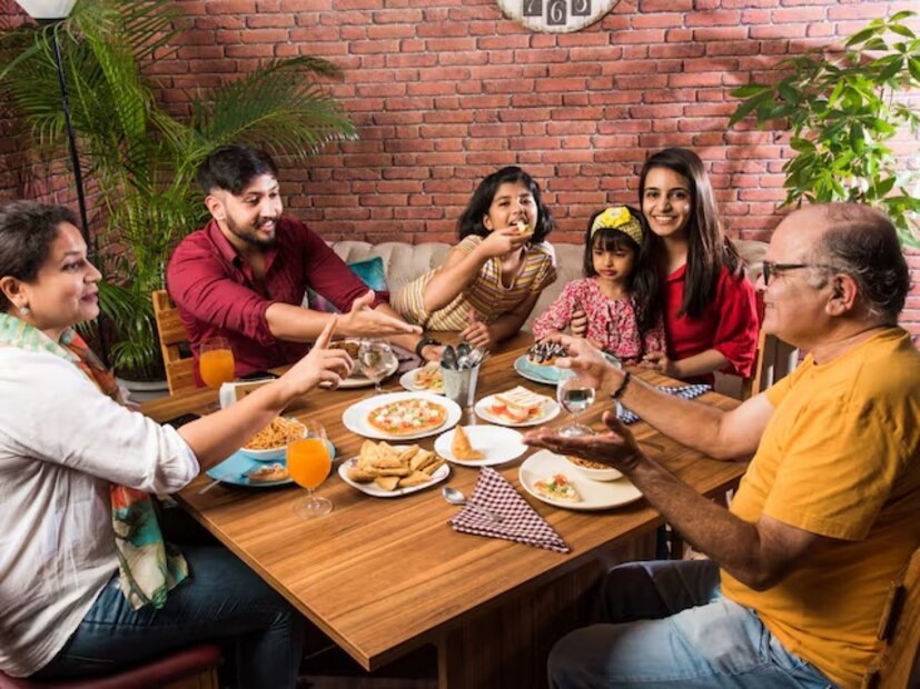 মা-বাবাদের ফাস্ট লাইফস্টাইলও কিন্তু এর জন্য অনেকাংশে দায়ী৷ তাঁরা নিজেরাও পছন্দের রেস্তরাঁতে গিয়ে পিৎজা, বার্গারের মতো ক্ষতিকারক খাবার খাচ্ছেন৷ আপনার সন্তানটিও অল্প বয়স থেকেই বাইরের লোভনীয় খাবারের স্বাদ পেয়ে যাচ্ছে৷ তখন কিন্তু তাঁকে আর ঘরের খাবার খাওয়ানো যাবে না৷ যতদিন সম্ভব আপনার খুদেটিকে বাইরের খাবারের অভ্যেস করাবেন না৷ সেই জন্য নিজেদের লাইফস্টাইলেরও পরিবর্তন নিয়ে আনুন৷ বাইরে খেতে হলেও স্বাস্থকর খাবার খাওয়া চেষ্টা করুন৷ 