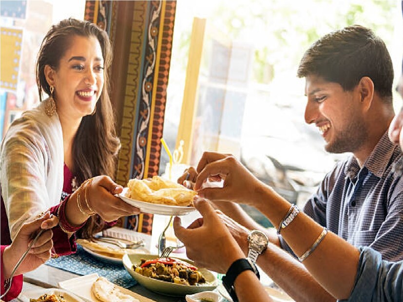 চিকিৎসকরা বলেছেন, একজন সুস্থ মানুষের জন্য দিনে তিন বেলা, সকাল, দুপুর ও রাতে খাওয়াই উত্তম। অন্যদিকে যাদের ওজন কম বা কোনও শারীরিক সমস্যায় ভুগছেন তাদেরও দিনে চারবার খেতে বলা হয়।