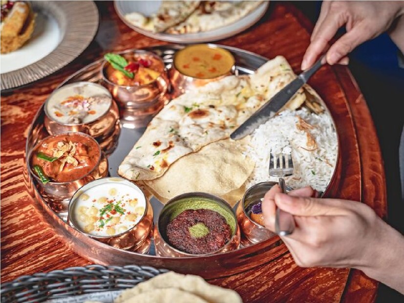 চাকরিজীবীদের জন্য পশ্চিম দিকই শ্রেষ্ঠ:পশ্চিম দিককে লাভের দিক বলা হয়। ব্যবসায়ী বা চাকরিজীবী, লেখক, গবেষকদের পশ্চিম দিকে মুখ করে ভোজন করা উচিত। বাস্তু নিয়ম অনুযায়ী দক্ষিণ দিককে যমের দিক বলা হয়। এ দিকে মুখ করে ভোজন করলে আয়ু হ্রাস পায়। আবার একাধিক সমস্যায় জীবন ঘিরে যায়। তবে এক সঙ্গে অনেকে বসে খাবার খেলে দিকের কোনও প্রভাব থাকে না। Input- Piya Gupta