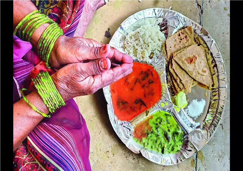 সঠিক মুখ বসে খাবার খাওয়া শরীরের জন্য অত্যন্ত ভালো। জেনে নিন কোন দিকে বসে খাবেন এবং কোন দিকে মুখ করে বসে মোটেই খাওয়া উচিত নয়।সুস্বাস্থ্য লাভের জন্য পুষ্টিকর ও সুষম আহার গ্রহণ অত্যন্ত জরুরি। তবে শুধুমাত্র পুষ্টিকর ও সুস্বাদু খাবার খেলেই যে স্বাস্থ্য বৃদ্ধি হবে, তা না-ও হতে পারে। বাস্তু শাস্ত্রে খাবার খাওয়ার জন্য দিক নির্ধারণ করা হয়েছে।