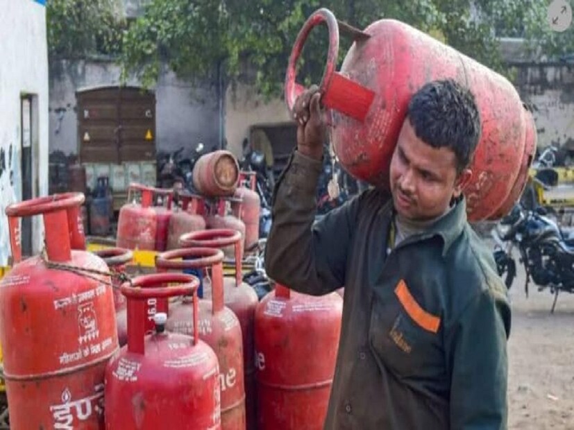 দেশের দরিদ্র নাগরিকের জীবনযাপন মসৃণ করার লক্ষ্যে নিরন্তর কাজ করে চলেছে সরকার। উজ্জ্বলা স্কিম বাস্তবায়িত করা হয়েছে, যাতে লোকেরা ধোঁয়ামুক্ত রান্নাঘরের সুবিধা পেতে পারে এবং রোগ থেকেও মুক্ত থাকতে পারে। উজ্জ্বলা স্কিমের অধীনে, সুবিধাভোগীদের প্রতি বছর বিনামূল্যে সিলিন্ডারের সুবিধা দেওয়া হয়।