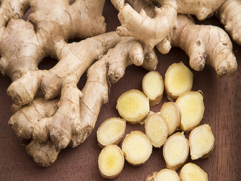 আদা  (Ginger)রোজকার রান্নায় এই মশলা ভারতীয় বাড়িতে ব্যবহার হয়৷  এই বস্তু ইউরিক অ্যাসিডের মাত্রা নিয়ন্ত্রণে রাখতে সাহায্য করে৷  আদা চা বা সকালে গরম জলে আদা খেলেও ইউরিক অ্যাসিডের রোগীরা লাভবান হবেন৷