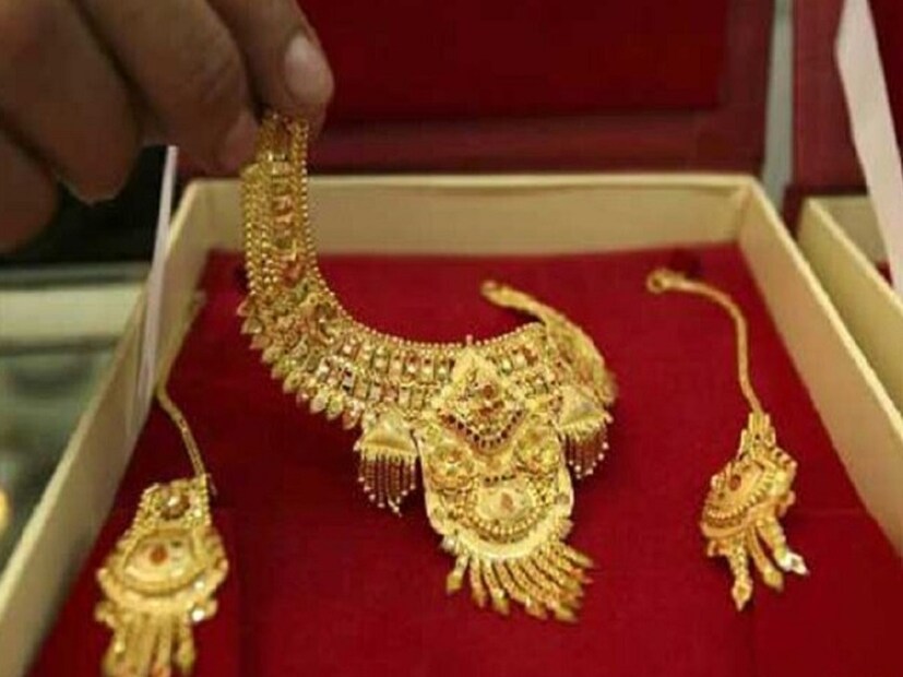 এর পর পুরসভার বিশেষ দল সেই আবর্জনার বিপুল স্তূপের মধ্যে গয়নার ব্যাগ খোঁজার কাজ শুরু করে৷ দীর্ঘক্ষণ তল্লাশির পর অবশ্য উদ্ধার হয় গয়না ভর্তি সেই ব্যাগ৷ 
