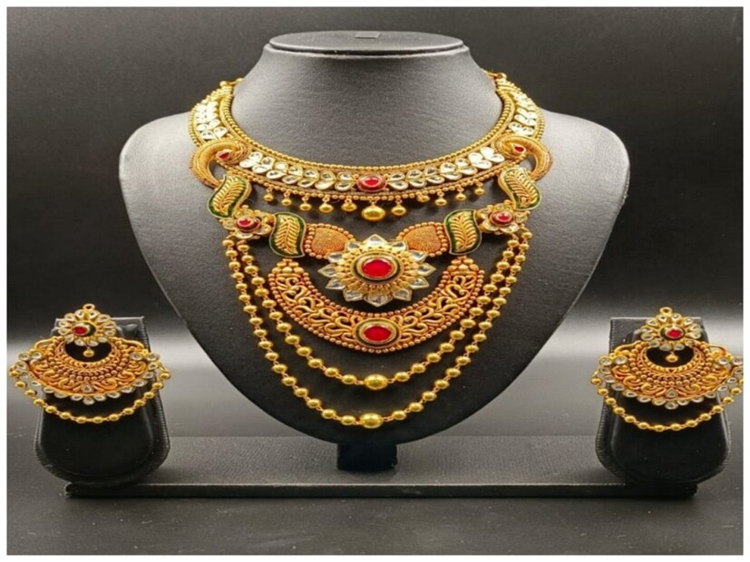 সোনার দাম কমার নামগন্ধ নেই। শুধুই উর্ধগতি। দাম বেড়েই চলেছে। সামনে ধনতেরস, তারপর দীপাবলি। এই সময় অনেকেই সোনা কেনেন। তাঁদের মাথায় হাত। অনেকে আবার মনে করছেন, ২৪ ক্যারেটের ১০ গ্রাম সোনার দাম খুব শীঘ্রই ১ লাখ টাকা ছাড়িয়ে যাবে।