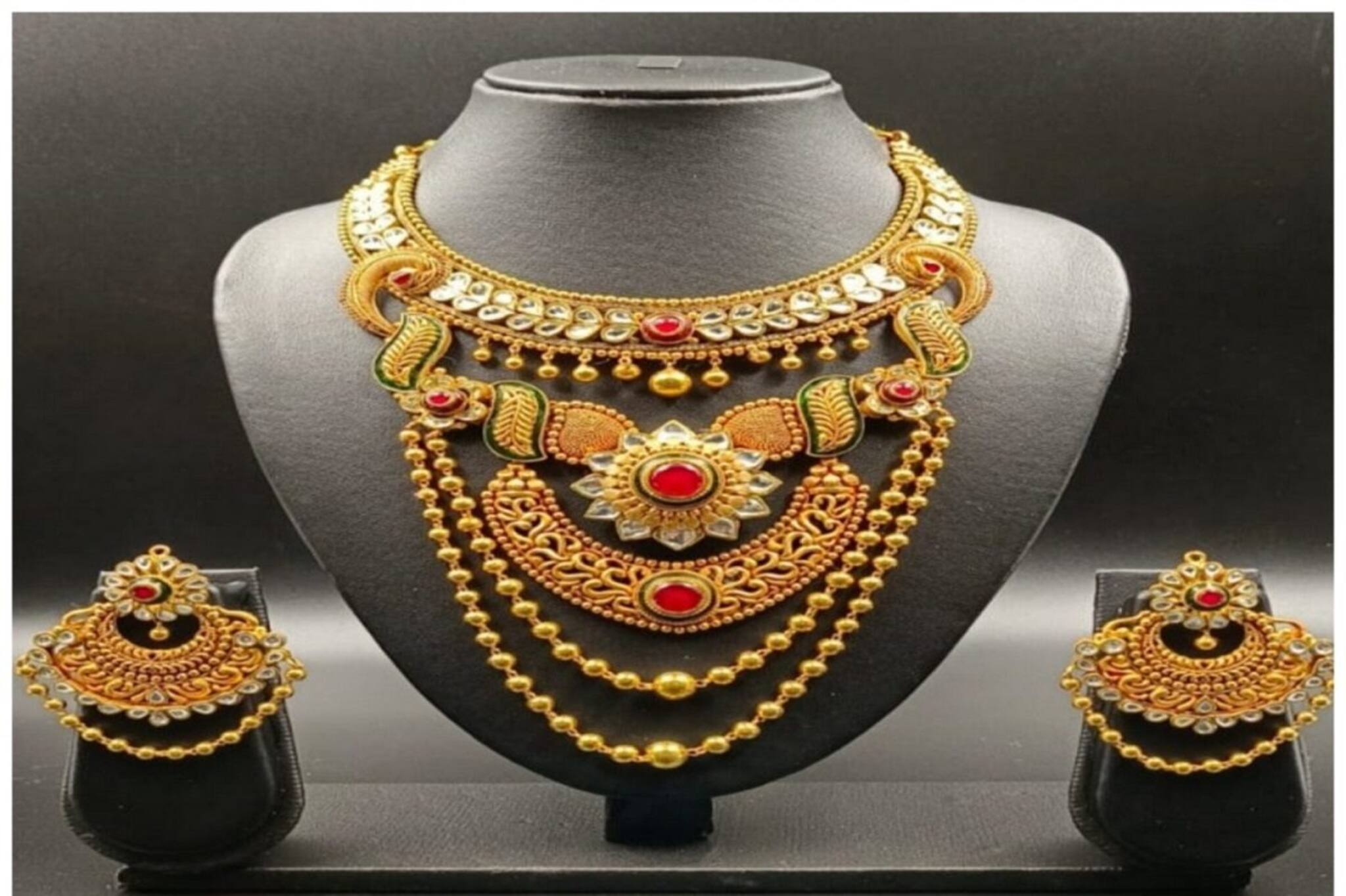 ধনতেরসের আগে সোনা কিনতে গিয়ে মাথায় হাত, চিন্তা নেই, বছরের শেষদিকে সোনার দাম কমবে