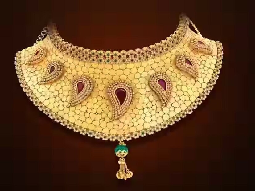 হ্যাঁ, দীপাবলি পর্যন্ত সোনার দাম বাড়তে পারে। তবে তারপর অর্থাৎ বছরের শেষ দিকে সোনার দামে কিছুটা লাগাম পড়তে পারে বলে অনুমান করছেন বাজার বিশেষজ্ঞরা। চলতি বছরের জানুয়ারি মাসে আন্তর্জাতিক বাজারে এক আউন্স সোনার দাম ছিল ২,০৫৮ ডলার। অক্টোবরে তা বেড়ে দাঁড়ায় ২,৭৪০ ডলার। এক আউন্স মানে প্রায় ২৮ গ্রাম। ভারতে ১০ গ্রাম সোনার দাম ইতিমধ্যেই ৭৯,৫০০ টাকায় পৌঁছে গিয়েছে। এই বছর সোনা থেকে প্রায় ২৯ শতাংশ রিটার্ন পেয়েছেন বিনিয়োগকারীরা।