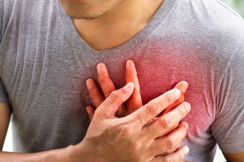 বেশি জল খেলে শরীরে হঠাৎ করে রক্তের পরিমাণ বেড়ে যায়৷ এর ফলে হার্টের উপর চাপ পড়ে৷ এমনকি হার্ট আট্যাকের আশঙ্কাও হতে পারে৷