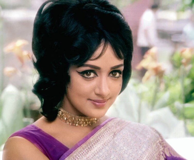 'ড্রিম গার্ল' হেমা মালিনী বরাবরই দর্শকদের কাছ থেকে প্রচুর ভালবাসা পেয়েছেন। শোলে থেকে শুরু করে সীতা অউর গীতা, বাগওয়ান, ড্রিম গার্ল, হেমার অভিনীত ছবির সংখ্যা প্রচুর৷ ইন্ডাস্ট্রিতেও হেমার কাজের প্রতি ভালবাসার কথা সবাই জানেন। 