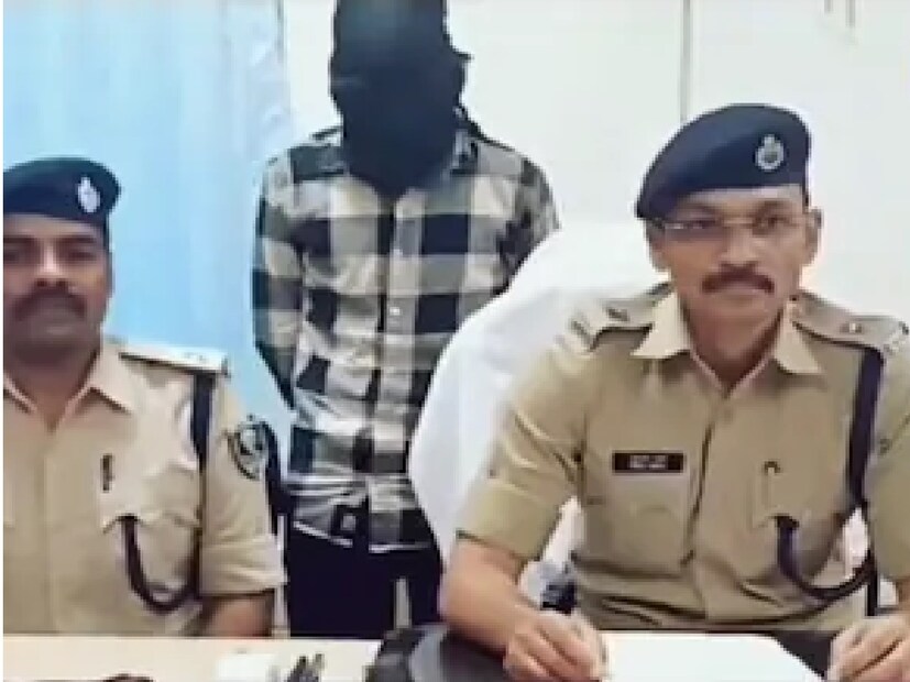 বিহারের নালন্দায় একটি মর্মান্তিক ঘটনা। ২২ অক্টোবর প্রকাশ্যে আসে এই ঘটনা। কিশোরের বাবা পেশায় একজন শিক্ষক। তিনিই খবর দেন পুলিশকে। জানান, কেউ তাঁর ছেলেকে ঘরের মধ্যে আটকে রেখে বাড়িতে ডাকাতি করেছে। অভিযোগ পেয়ে পুলিশ তদন্তে নামে। 