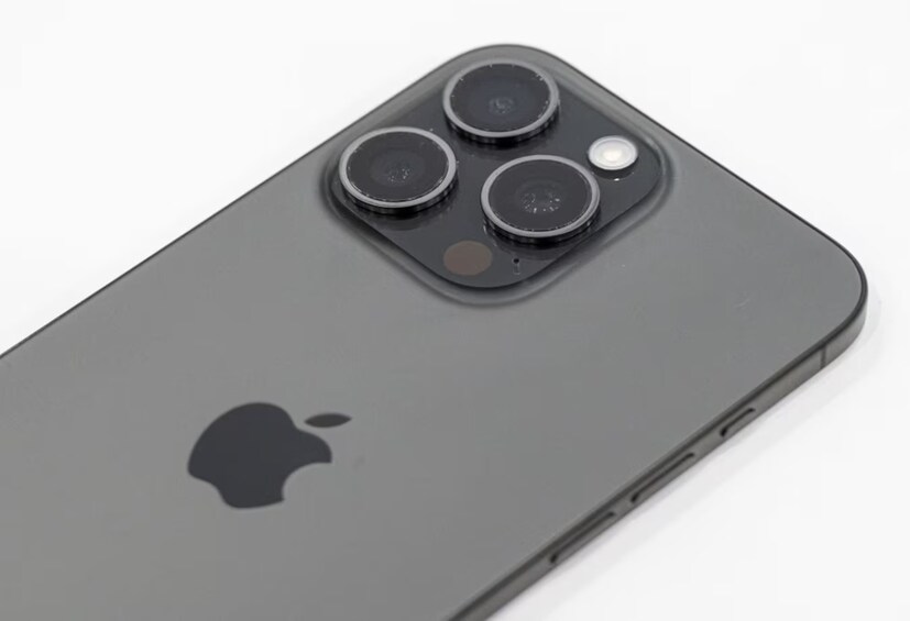 iPhone 15 Pro-এর আসল দাম ১,৩৯,৮০০ টাকা। এই ডিল, যা দেখা যাচ্ছে, একেবারে ৬৫,৫৯৫ টাকার ছাড় দিচ্ছে। সেটা কীভাবে, এবার দেখে নেওয়া যাক সেই হিসেব।