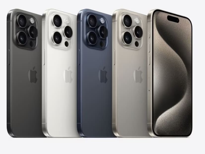 ১,৩৯,৮০০ টাকা থেকে প্রথমে অ্যামাজনে iPhone 15 Pro-এর দাম কমিয়ে রাখা হয়েছে ১,১৯,৯০০ টাকায়। মানে, ৫ শতাংশ মতো ডিসকাউন্ট দেওয়া হয়েছে। গ্রাহকরা তাঁদের পুরনো ফোন এক্সচেঞ্জ করে ৫৯,৬০০ টাকা পর্যন্ত ছাড় পেতে পারেন। এর সঙ্গে অ্যামাজন পে আইসিআইসিআই ব্যাঙ্ক ক্রেডিট কার্ডে কিনলে আরও ৫,৯৯৫ টাকা ছাড় পাওয়া যাবে। কেউ যদি এই সবকটা ছাড়ের সুবিধা পান, তাহলে iPhone 15 Pro-এর দাম অ্যামাজনের এই ডিলে একধাক্কায় নেমে আসবে ৫৪,৩০৫ টাকায়।