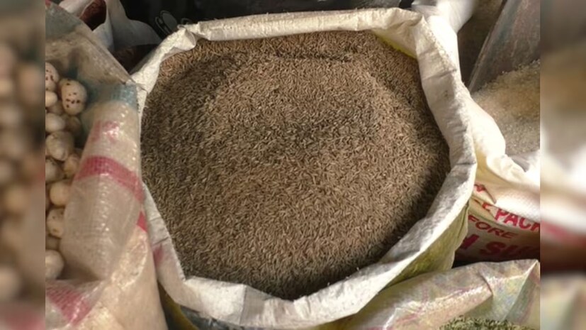 কিন্তু কীভাবে বাজার থেকে কিনে আনা জিরা নকল না আসল তা বোঝা যাবে তার উত্তরের জন্য একটি ছোট্ট পরীক্ষা যা বাড়িতেই সহজে করে নেওয়া সম্ভব।
