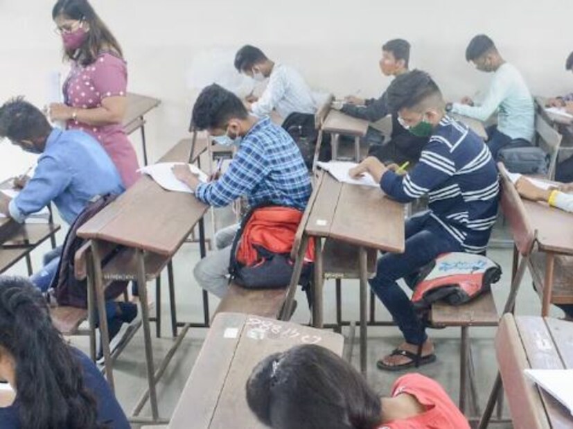 ক্লাস ১০-এর পর কী করবেন? বেশিরভাগ শিক্ষার্থীর জন্য এই প্রশ্নের উত্তর দেওয়া খুব সহজ। দশম এর পর একাদশ শ্রেণীতে ভর্তি হয়ে উচ্চ মাধ্যমিকের জন্য পড়াশুনা। কিন্তু এমন কিছু ছাত্র রয়েছে যারা ক্লাস ১০-এর পর ইলেভেনে ভর্তি না হয়ে স্কুল ছেড়ে দেয়। এরপর ডিপ্লোমা কোর্সে ভর্তি হয়ে ক্যারিয়ারে নতুন দিশা আনে। দশম এর পর অনেক বিষয়ে ডিপ্লোমা করা যায়, এবং তা থেকে ভাল উন্নতিও হয়। ক্লাস ১০-এর পর কী করবেন? বেশিরভাগ শিক্ষার্থীর জন্য এই প্রশ্নের উত্তর দেওয়া খুব সহজ। দশম এর পর একাদশ শ্রেণীতে ভর্তি হয়ে উচ্চ মাধ্যমিকের জন্য পড়াশুনা। কিন্তু এমন কিছু ছাত্র রয়েছে যারা ক্লাস ১০-এর পর ইলেভেনে ভর্তি না হয়ে স্কুল ছেড়ে দেয়। এরপর ডিপ্লোমা কোর্সে ভর্তি হয়ে ক্যারিয়ারে নতুন দিশা আনে। দশম এর পর অনেক বিষয়ে ডিপ্লোমা করা যায়, এবং তা থেকে ভাল উন্নতিও হয়।