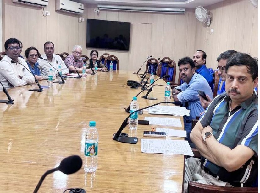 রাজ্যের ২৮টি মেডিক্যাল কলেজ ও হাসপাতালে ৯৮% সিসিটিভি, ওয়াশরুম, রেস্টরুম, অতিরিক্ত লাইটের কাজ আগামিকালকের মধ্যেই হয়ে যাবে। গাড়িতে যাওয়ার সময় নিউজ ১৮ বাংলাকে জানালেন মুখ্য সচিব। 