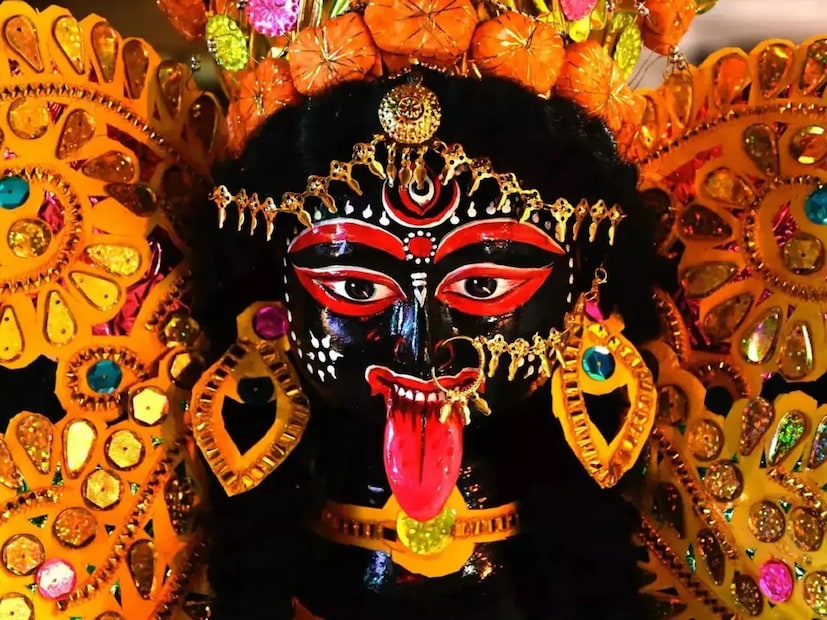 এদিন কালীমন্দিরের নৈবেদ্য হিসেবে আতপ চাল, একটি গোটা নারকেল, ১০৮টি জবা ফুলের মালা ও ঘি দান করতে হয়।জীবনে মেলে সাফল‍্য।