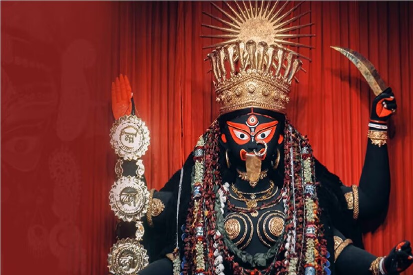 শাস্ত্রমতে, মা কালীর ১১ রূপ রয়েছে৷ আছে তার পৃথক-পৃথক মাহাত্ম্য৷ এই দিন শ্যামা পুজো হয়৷ ঘোর অমাবস্যার রাতে এই পুজো হয়, তাই এই পুজোকে মহানিশি পুজোও বলা হয়৷ 