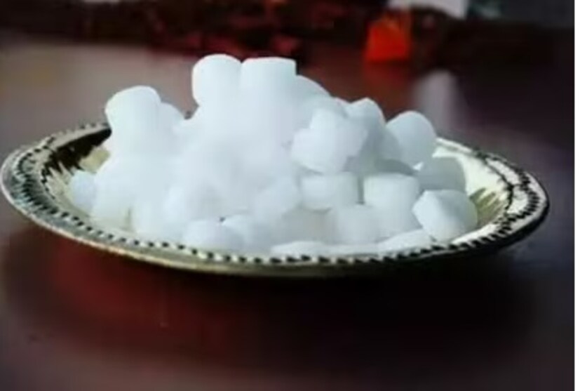 নাড়ু তৈরির সময় সামান্য কর্পুরের গুঁড়ো দিন৷ তাহলে নাড়ু বেশ কয়েকদিন ভাল থাকবে৷ তেলের বাজে গন্ধও হবে না৷