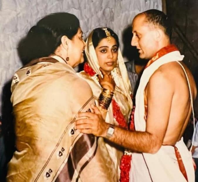 অভিনেতা বলছেন, “কিরণে তখন বিবাহিত। আমি অবিবাহিত। প্রায় ১২ বছরের বন্ধুত্ব। কলেজে কিরণ আমার সিনিয়র ছিলেন। ক্লাসে ফার্স্ট হতেন। দূর্দান্ত অভিনেত্রী। সঙ্গে জাতীয় স্তরের ব্যাডমিন্টন খেলোয়াড়। এরপর একসময় আমি মুম্বই চলে আসি। কিরণও বিয়ের পর স্বামী গৌতম বেরির সঙ্গে মুম্বইতে ঘাঁটি গাড়েন। তখন বলিউডে স্ট্রাগল করছি। আমি আর সতীশ কৌশিক প্রায়ই কিরণ আর গৌতমের বাড়িতে ডিনারে যেতাম। আসার সময় তাঁরা ৫০ টাকা ট্যাক্সি ভাড়া দিতেন। আর আমরা টাকা বাঁচাতে বাসে ফিরতাম।”