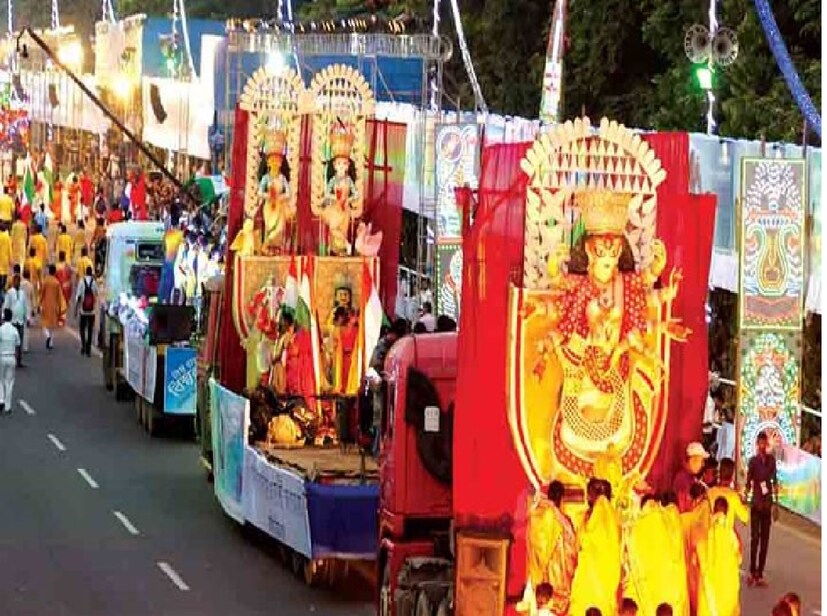 বাংলার আবহাওয়া: আগামিকাল দুর্গাপুজো কার্নিভালের দিন মঙ্গলবার বৃষ্টির সম্ভাবনা বাড়বে দক্ষিণবঙ্গে। উপকূলের জেলা-সহ সংলগ্ন দক্ষিণবঙ্গের জেলাগুলিতে বিক্ষিপ্তভাবে বৃষ্টি। দু-এক জায়গায় হালকা থেকে মাঝারি বৃষ্টির সম্ভাবনা। কলকাতা-সহ দক্ষিণবঙ্গের বেশ কিছু জেলাতে স্থানীয়ভাবে বৃষ্টির সম্ভাবনা।